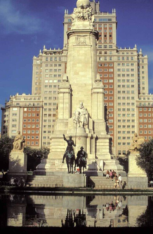 Il monumento a Miguel de Cervantes al centro della Piazza di Spagna a Madrid, con le statue di Don Chisciotte e Sancho Panza.