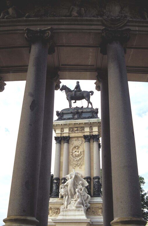 Monumento ad Alfonso XII nel Parco del Retiro visto attraverso delle colonne marmoree.