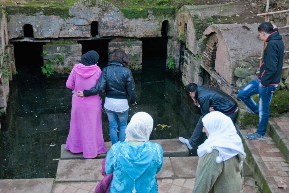Rabat necropoli di Chellah La piscina delle anguille nella necropoli di Chellah, una vasca di acqua circondata da mura.