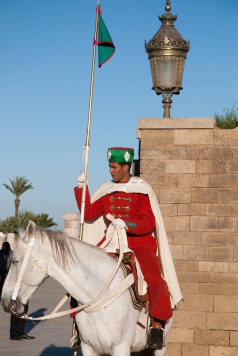 Ingresso alla spianata della Torre di Hassan. Un soldato in divisa e a cavallo a guardia dell'ingresso alla spianata della Torre di Hassan.