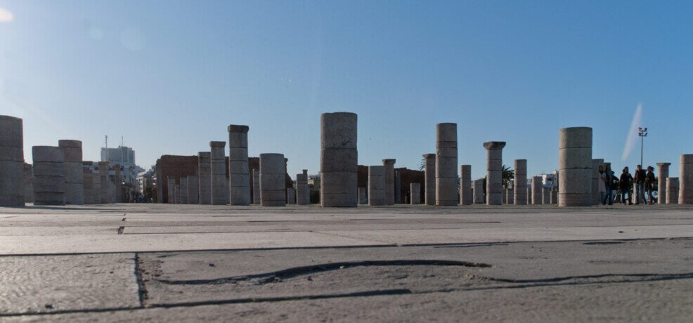 Rabat, spianata Torre di Hassan. Rabat, una immensa spianata ricca di pilastri di una incompiuta di una enorme moschea.