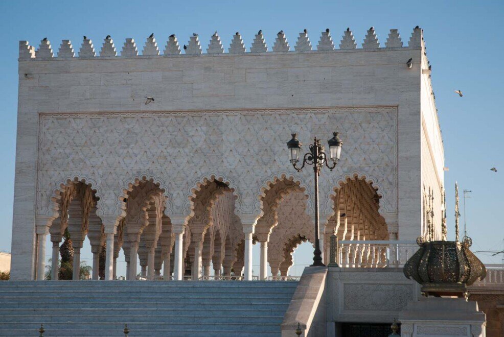 Rabat, Mausoleo di Mohamed V Mausoleo di Mohamed V a Rabat, caratterizzato da un edificio bianco con eleganti archi e colonne.