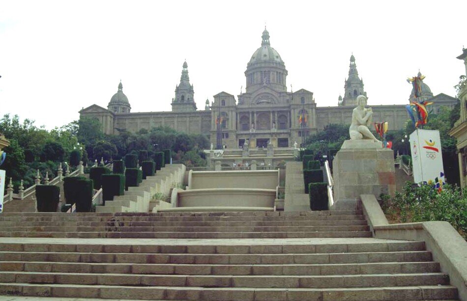 Barcellona Palazzo Nazionale di Montjuic Palazzo Nazionale di Montjuic con le sue fontane luminose di notte