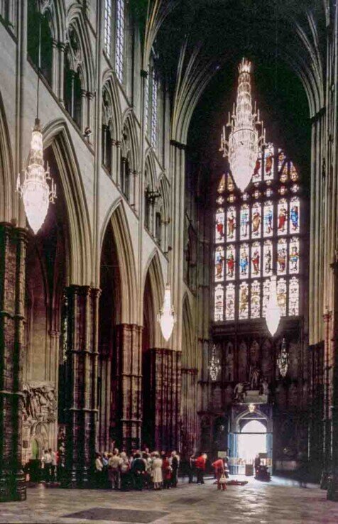 Westminster Abbey, navata est Alte colonne con ampia vetrata dipinta sopra l'uscita est