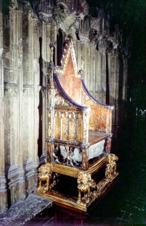 Cattedrale Westminster, la Sedia dell'Incoronazione Un antico trono per incoronazioni in legno intarsiato
