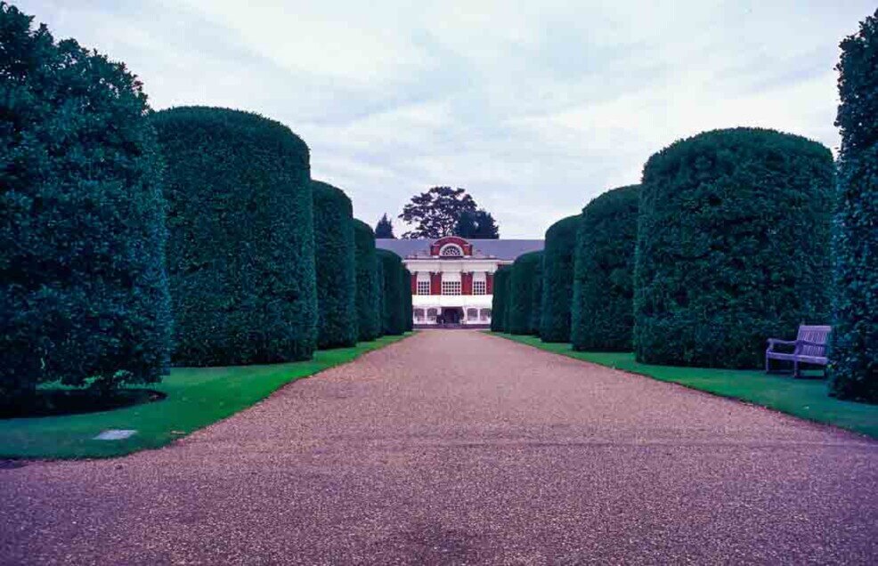 Orangery Kensington Palace Aranceto e palazzo barocco in fondo a un lussureggiante prato verde