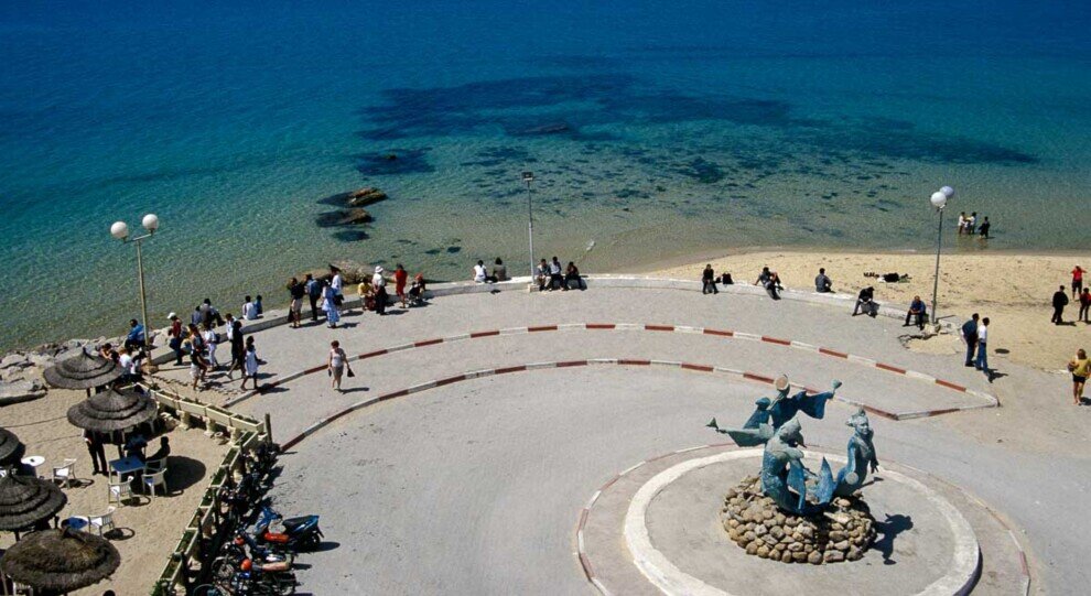 Spiaggia di Hammamet con una piccola piazza