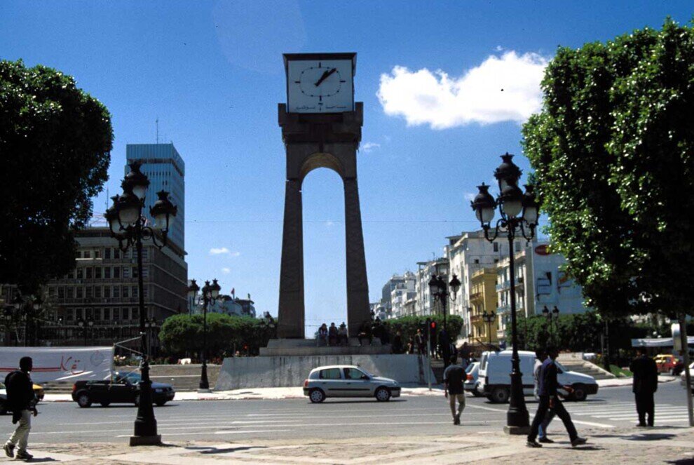 Un grande orologio sovrasta una piazza della capitale Tunisi