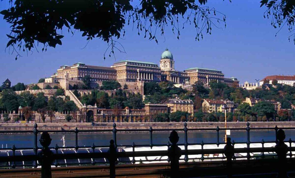 Budapest Palazzo Reale oltre il fiume Danubio si erge il Palazzo Reale di Budapest.