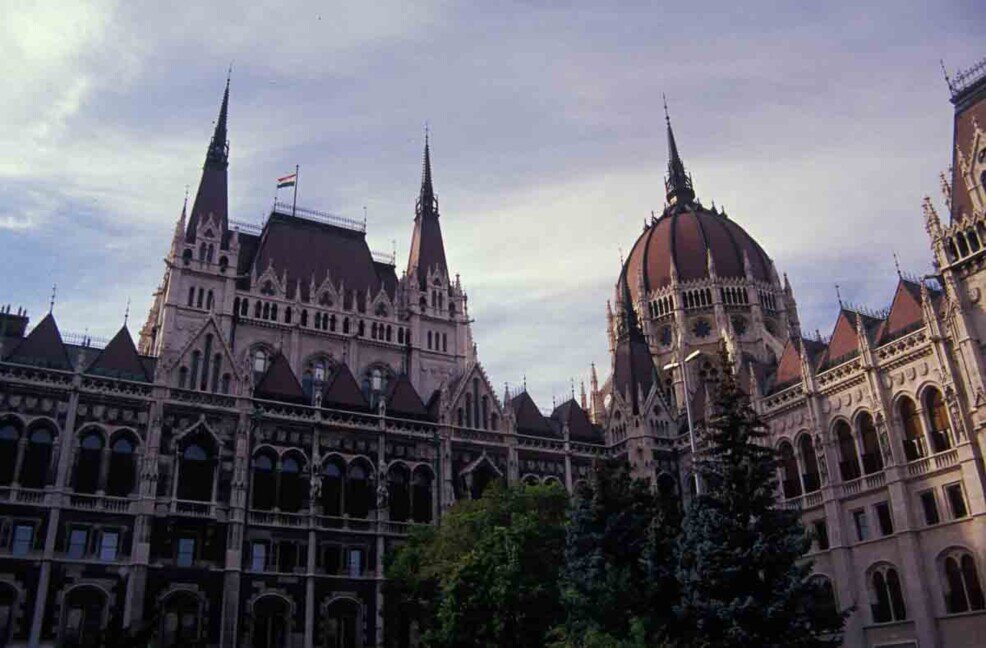 La cupola del Parlamento Il Parlamento di Budapest, un vasto e magnifico edificio che domina il paesaggio urbano della capitale ungherese.