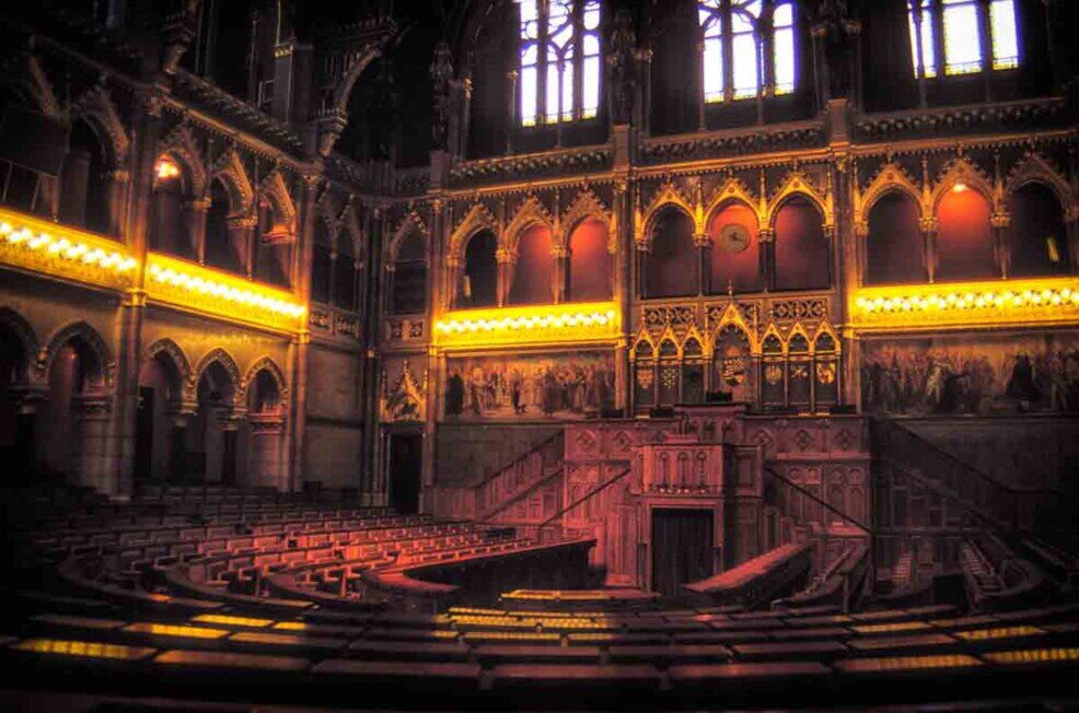 La sala dell'assemblea nazionale del parlamento di Budapest Ampia sala interna con grandi finestre dell'assemblea nazionale del Parlamento di Budapest.