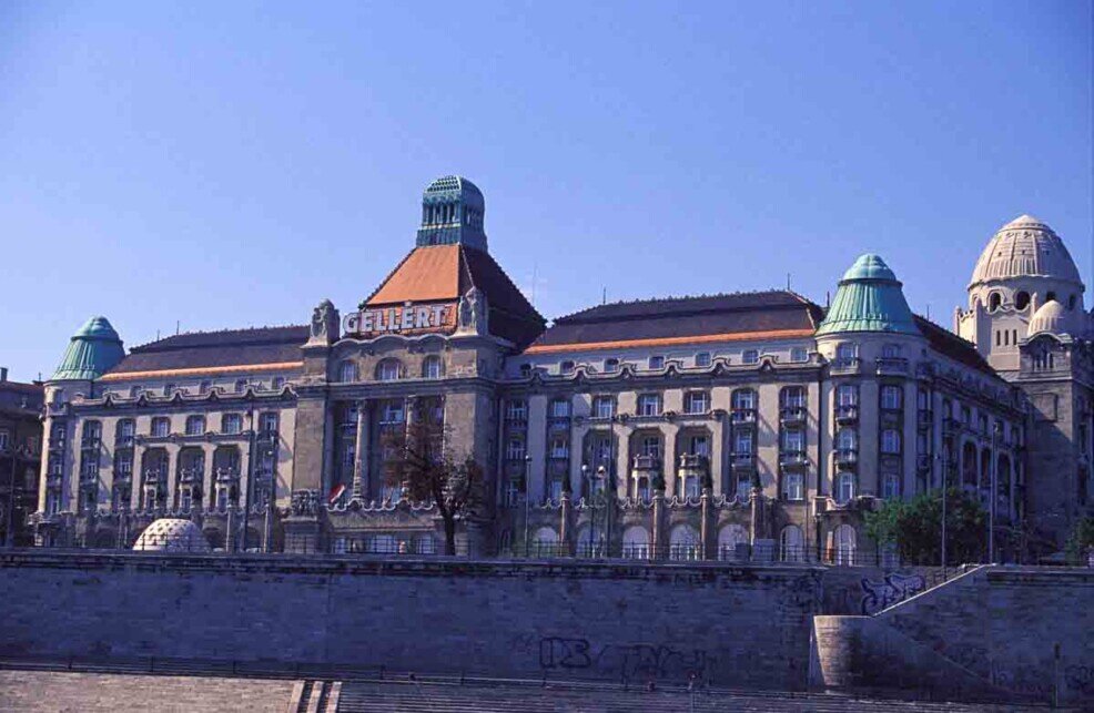 Budapest, Hotel Gellert Grande edificio chiamato Hotel Gellert sede di famosi bagni termali con acque curative.