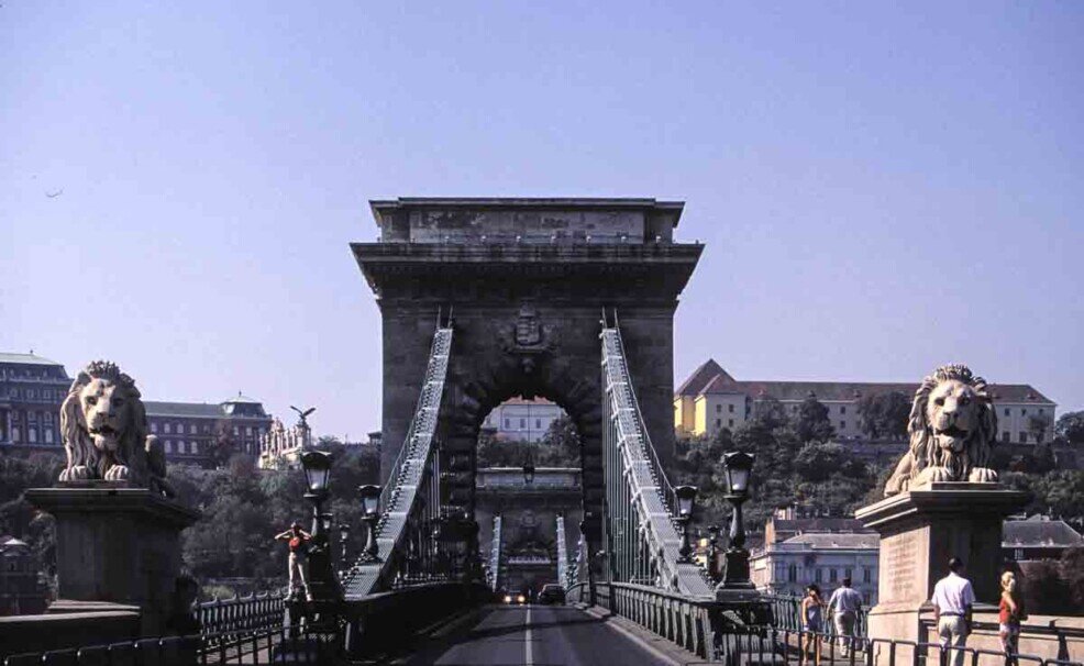 L'ingresso al Ponte delle Catene Due statue di grossi leoni accovacciati stanno a guardia dell'ingresso al ponte delle catene.