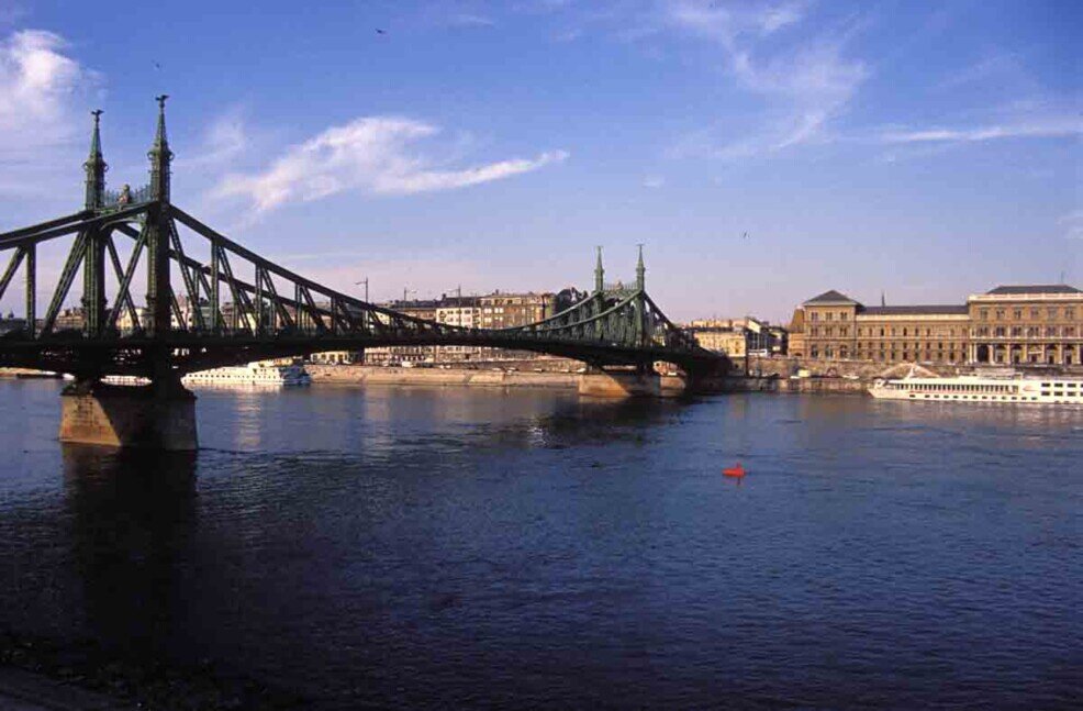 Il Ponte della Libertà Un lungo ponte in ferro attraversa le rive del Danubio.