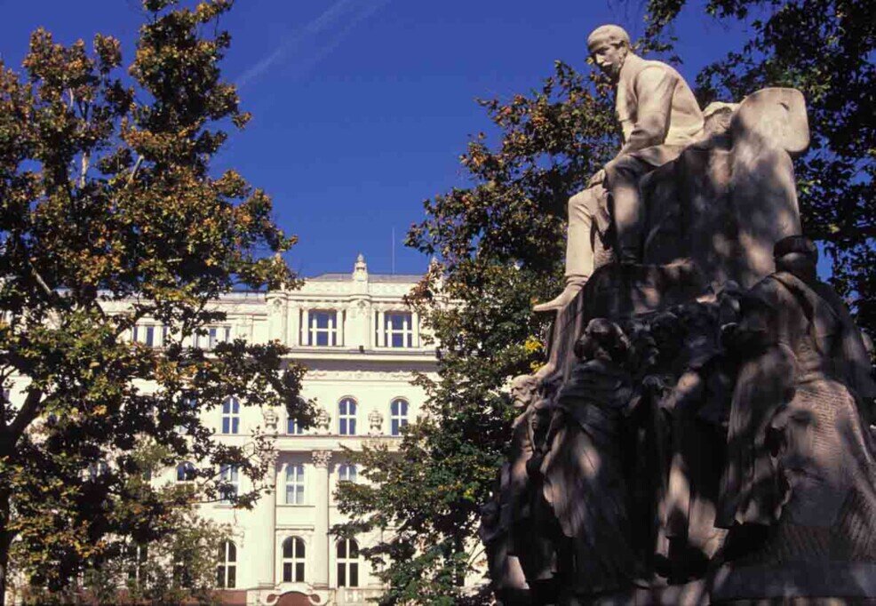 Piazza con la statua di Mihaly Vorosmarty Due alberi ai lati fanno da cornice al monumento del poeta Mihaly Vorosmarty.