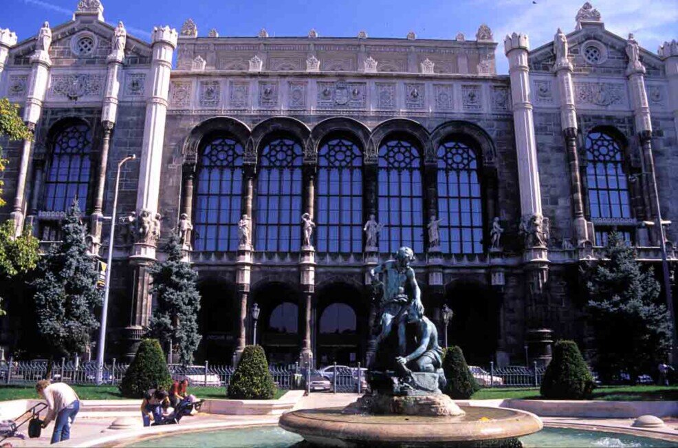 Budapest, Palazzo concerti La vistosa facciata della sala da concerto Vigadò, decorata con figure e busti di statisti e altri uomini illustri dell'Ungheria.