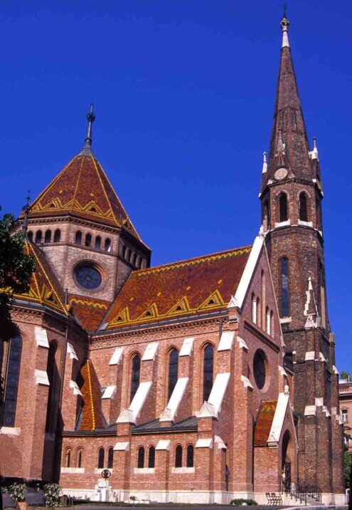 Budapest, Chiesa Calvinista Chiesa in mattoni rossi con campanile e cupola con vertici appuntiti della chiesa calvinista.