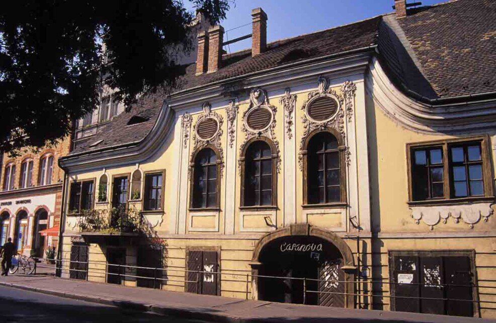 La Locanda della Croce Bianca, Budapest Edificio con grandi finestre, La Locanda della Croce Bianca a Budapest, un esempio di architettura storica.