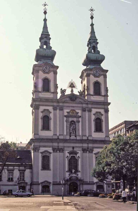 Budapest, Chiesa di Sant'Anna Grande edificio bianco della Chiesa di Sant'Anna a Budapest, con due eleganti torri gemelle esempio di stile barocco e dettagli raffinati.