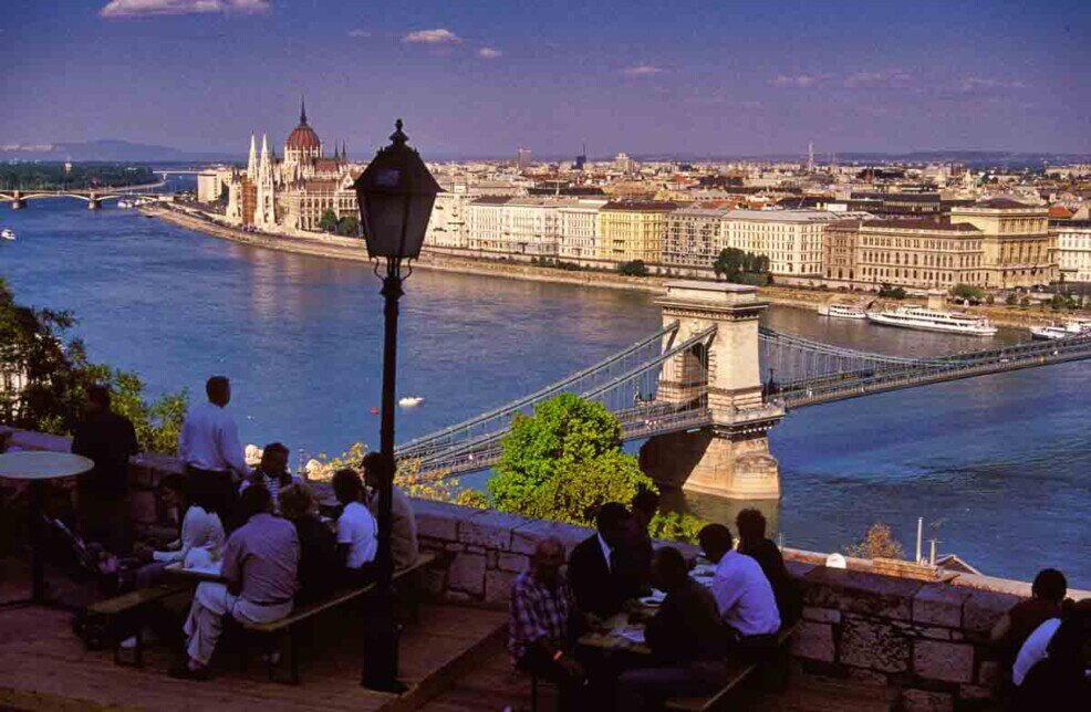 Budapest panorama dal Palazzo Reale Il Danubio visto dal Palazzo Reale con gente seduta ai tavolini e sullo sfondo il ponte delle catene.