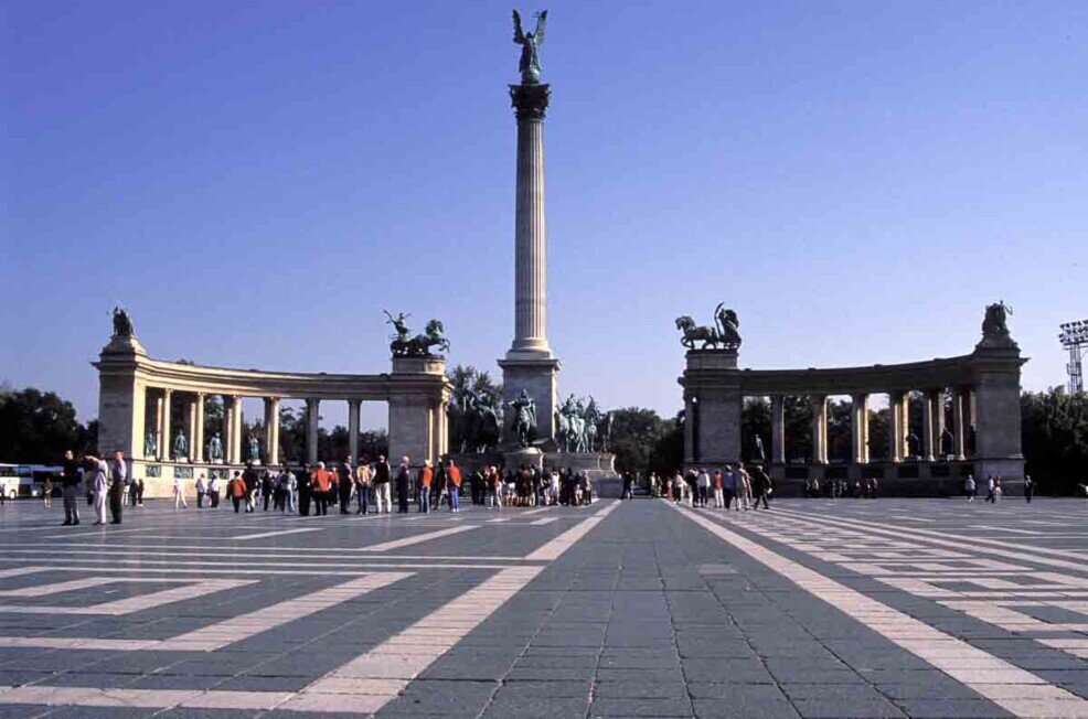 Budapest piazza degli Eroi, monumento alla liberazione Monumento alla Liberazione a Budapest, con visitatori che ammirano la storica piazza degli Eroi.