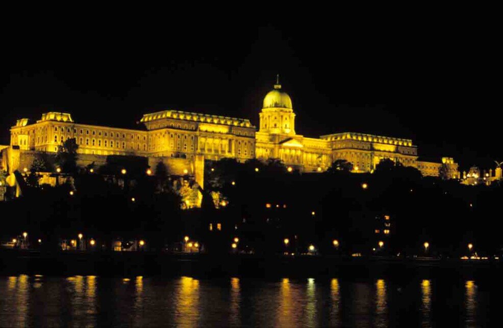 Notturno del Parlamento di Budapest Una foto notturna del grosso edificio del parlamento di budapest si staglia oltre la riva del danubio.
