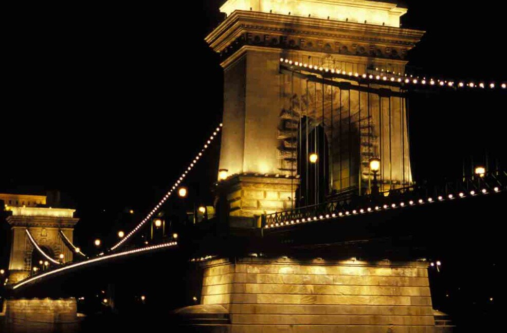 Torre del ponte delle catene Una delle torri del ponte delle catene fotografato di notte sotto la illuminazione artificiale.