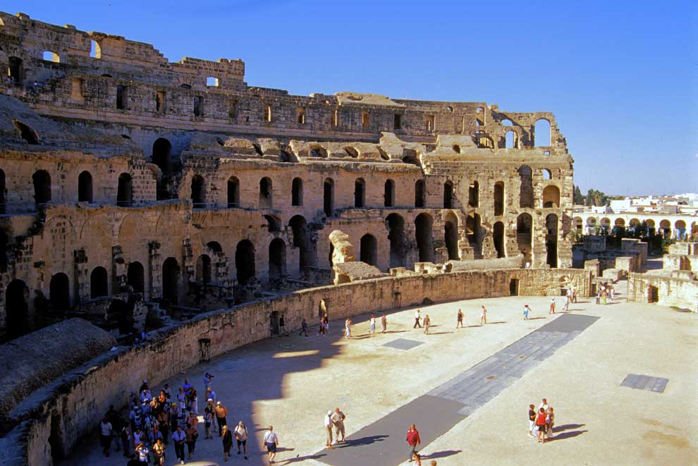 Sono visibile tre file di arcate una sull'altra al Colosseo di El Jem