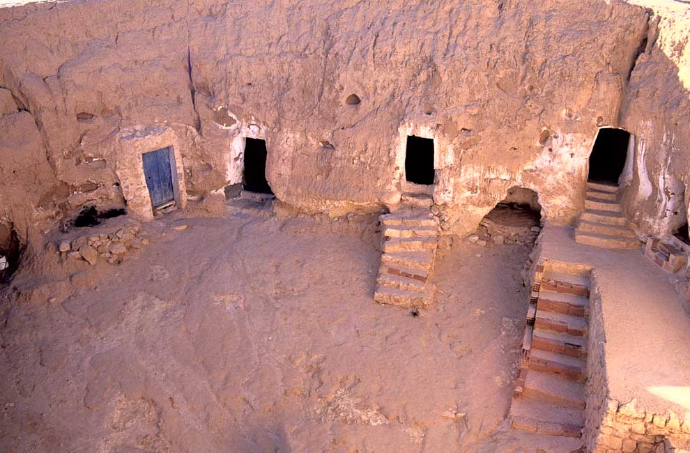 Casa berbera scavata nel terreno con piccole grotte usate come abitazioni