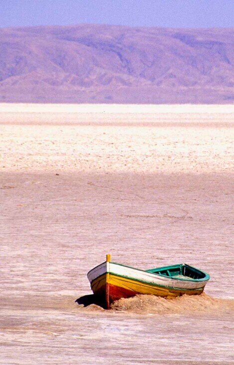Il lago salato di Chott el Jerid situato nel sud-ovest della Tunisia in secca d'estate