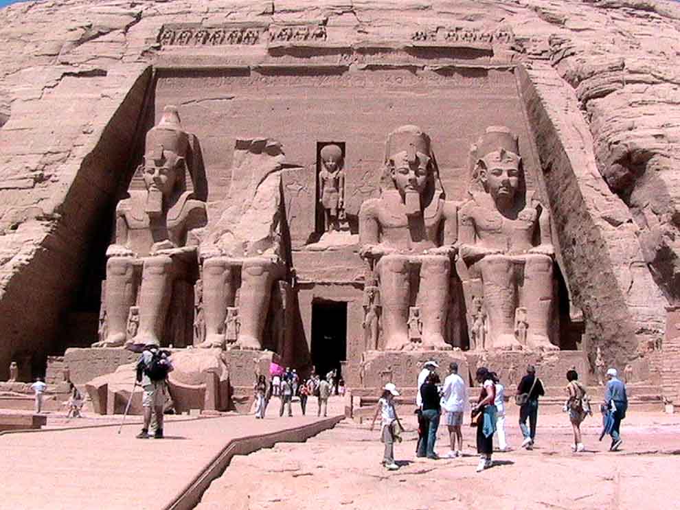 Scolpito sulla montagna una serie di statue che raffigurano gli dei e il faraone ad Abu Simbel.
