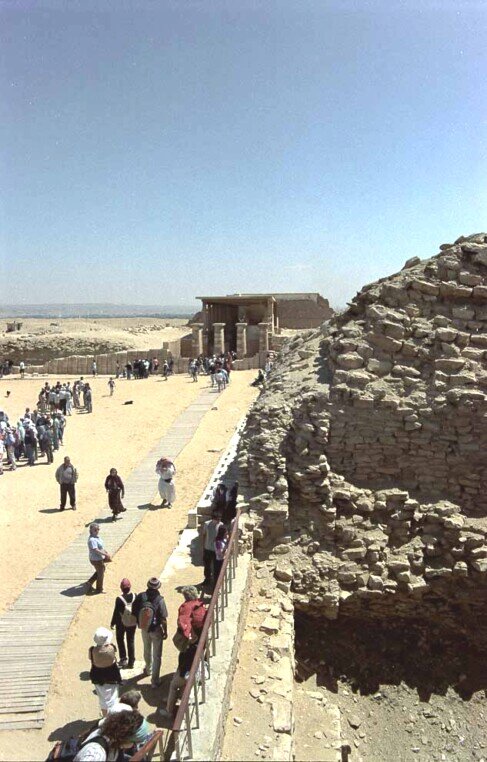 Visitatori che passeggiano fra le rovine del tempio funerario di Saqqara.