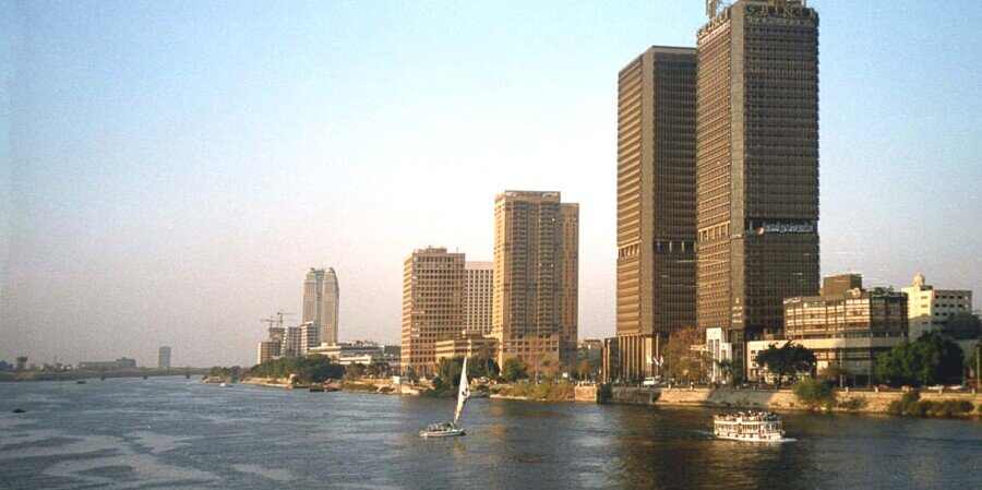 Il grande fiume Nilo con sulla sponda alcuni grattacieli nella città del Cairo.