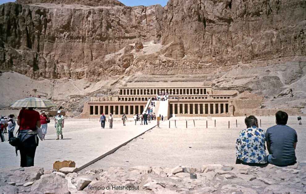 Alla base di irte montagne si erge con la sua serie di colonne il Tempio di Hatshepsut.