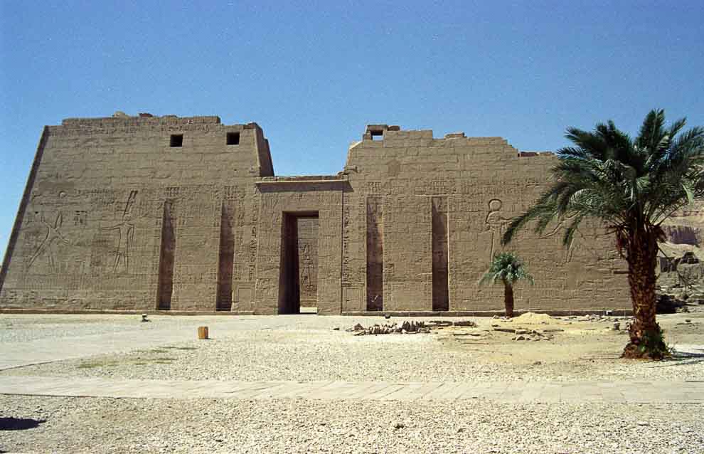 Una maestosa parete con incisioni di un faraone al complesso templare di Medinat Habu.