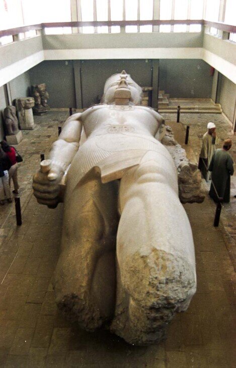 Una grande statua coricata del faraone Ramesse II a Menfi.