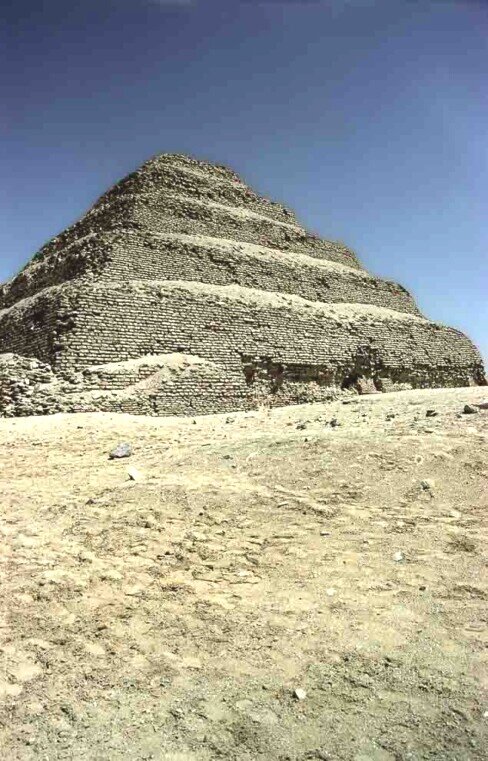 Una piramide in pietra con le pareti a forma di grossi gradoni.