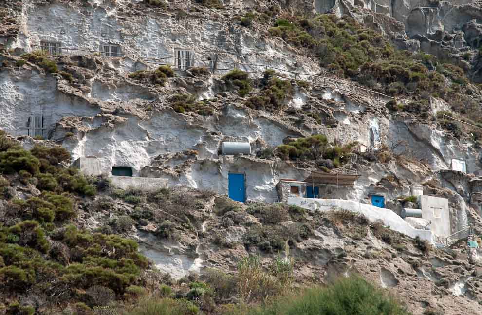 Isola di Palmarola-Cala del Porto e le sue grotte A Cala del Porto una roccia scoscesa ospita numerose grotte utilizzate dagli abitanti come soggiorno di vacanze estive.