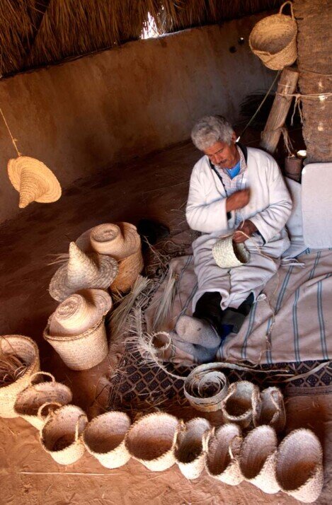 Djerba explorer. Viene mostrato come creare deliziosi cappelli di paglia intrecciata.