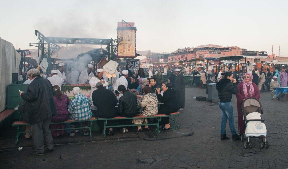 Piazza Jeema El Fna Piazza Jeema El Fna, gente seduta sulle panche a mangiare cibo da strada tra tanto fumo e baccano accentuato dai gruppi di suonatori.