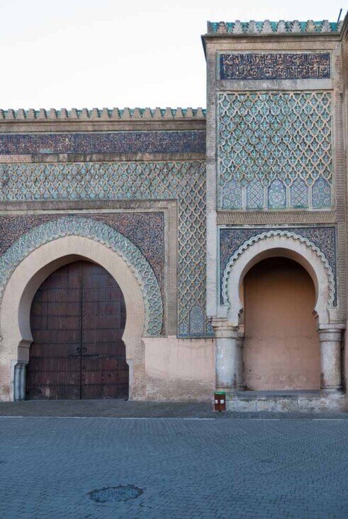 Meknes, porta di Bab Mansour. La maestosa porta di Bab Mansour è una delle più belle tra le grandi porte del Marocco, decorata con maioliche verdi, preziose iscrizioni, mosaici e stupende colonne di marmo, provenienti dal sito archeologico di Volubilis.