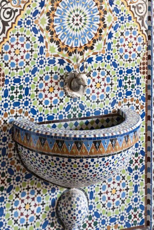 Fez Lavandino e parete decorata con mosaici in ceramica