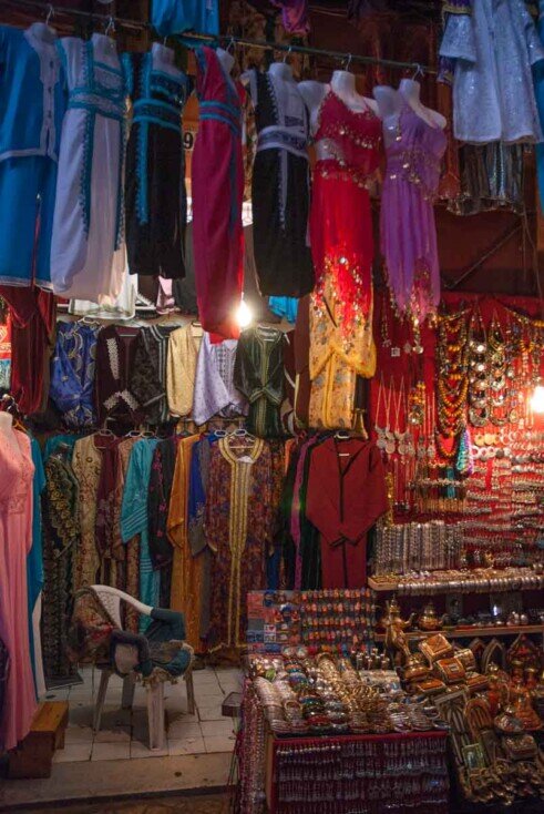 Suq di Piazza Jeema El Fna Abiti in stile arabo in mostra in un negozio del Suq di Piazza Jeema El Fna