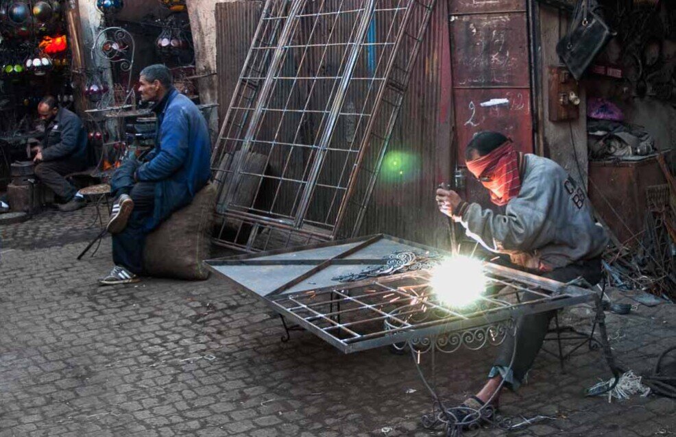 Suq di Piazza Jeema El Fna, Artigiani che lavorano il ferro. Suq di Piazza Jeema El Fna, Artigiani che lavorano il ferro.