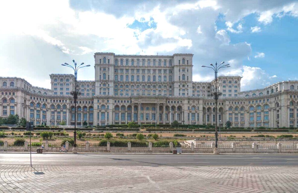 Il sontuoso Parlamento vecchia dimora di Ceasescu Grande edificio semicircolare con davanti una grande piazza.