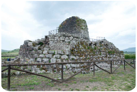 Antica abitazione preistorica in pietra con tetto a cupola.