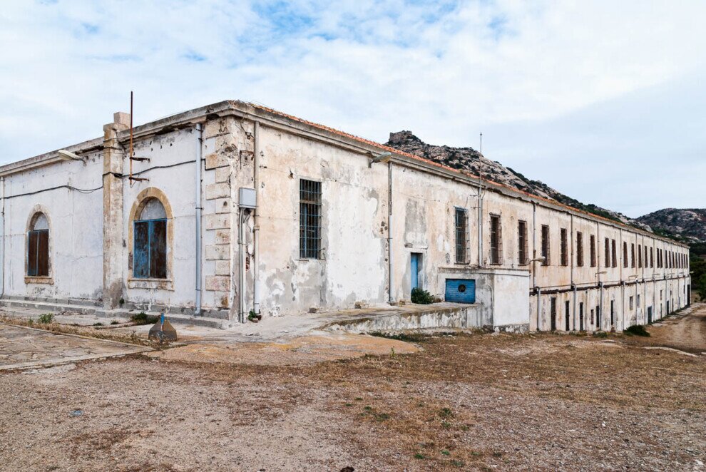 Struttura carceraria abbandonata nell'Isola dell'Asinara