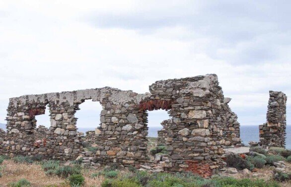 Parte di un'antichissimo muro in pietra a secco forgiato dal vento e dalle intemperie.
