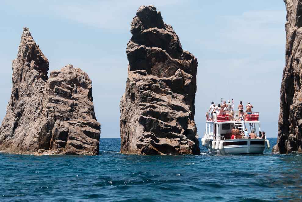 Fraraglioni dell'Isola di Palmarola Due faraglioni separati dalla costa a strapiombo si ergono dal mare uno vicino all'altro come due sorelle da cui prendono il nome.