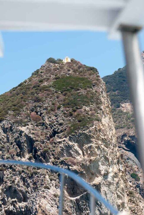 Isola di Palmarola-la casa di San Silverio In cima ad un grande faraglione dell'isola di Palmarola è stata costruita una cappella in onore di San Silverio che qui fu esiliato.
